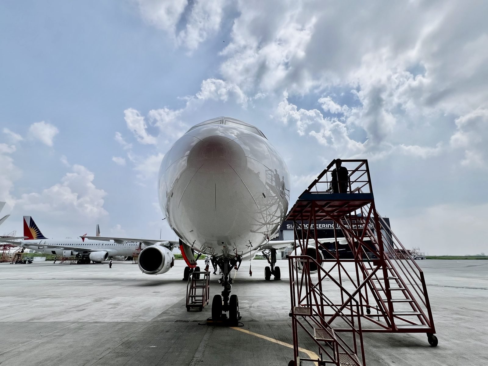 Aircraft on stand for a delivery walkaround