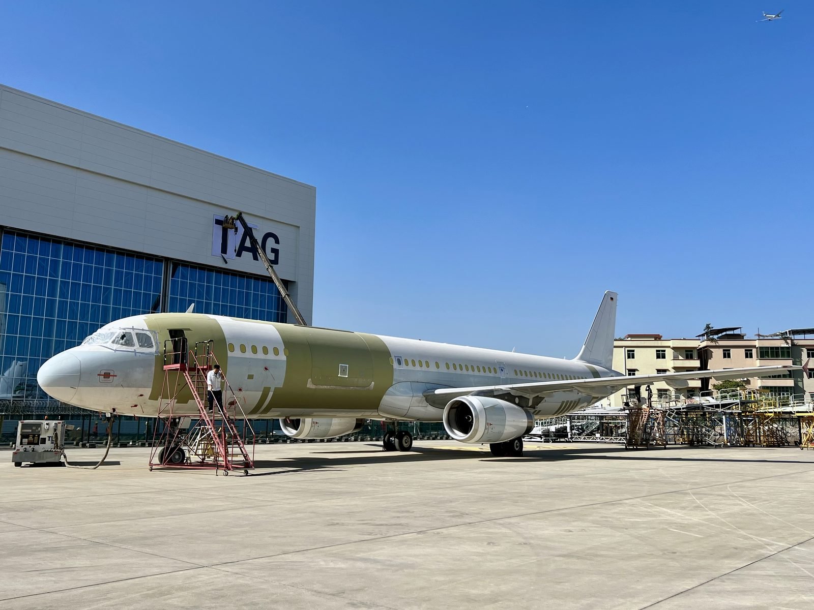 Aircraft in transition on stand